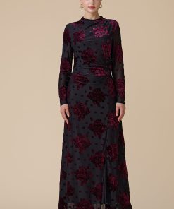 Alternative view of اكتان - فستان احمر طويل بنقش ورود مخملية