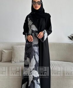 دار امتنان - عباية سوداء باردة ربع كلوش بياقة جاكيت وقصة V بالورد الرمادي والكحلي- 1481