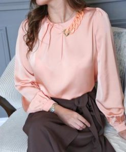 أوبرا فاشن - بلوزة لون خربزي قماش حرير ستان ناعم باكمام طويله على العنق اكسسوار بشكل انيق وبارز