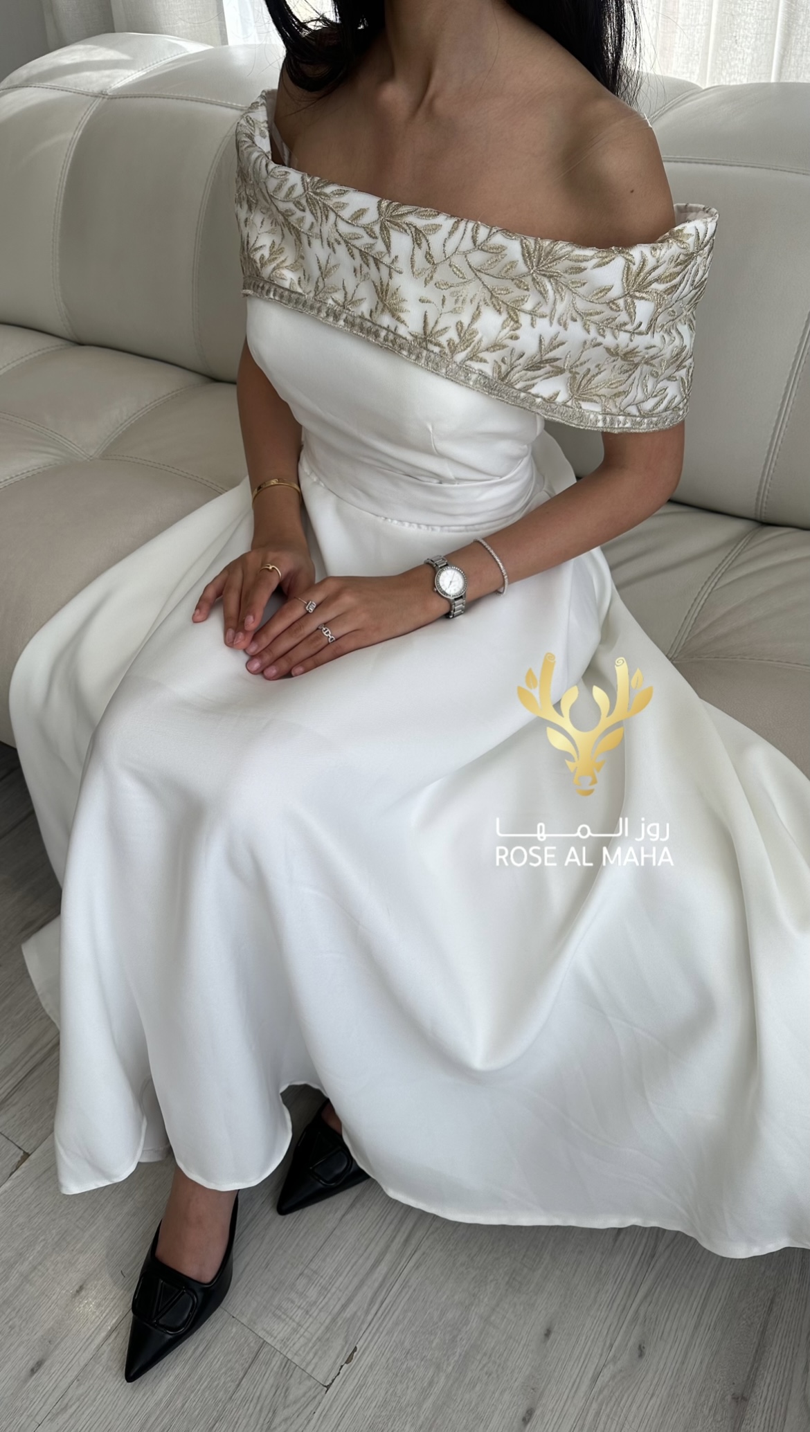روز المها - فستان ناعم ابيض مطرز بخيوط ذهبية - Image 2