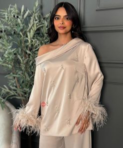 Alternative view of طقم بلوزة و بنطلون بخامة الستان الناعمة و مزين بالكريستال الراقي