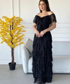 أوبرا فاشن - فستان طويل اسود قماش دانتيل ومزين بطبقات واكتاف مكشوفة