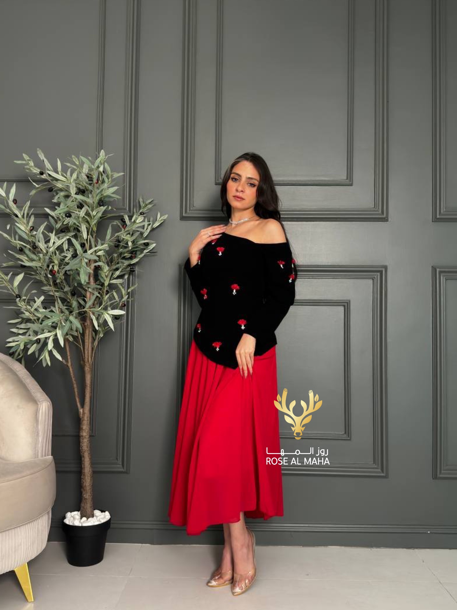 روز المها - فستان اسود واحمر كم طويل - Image 6