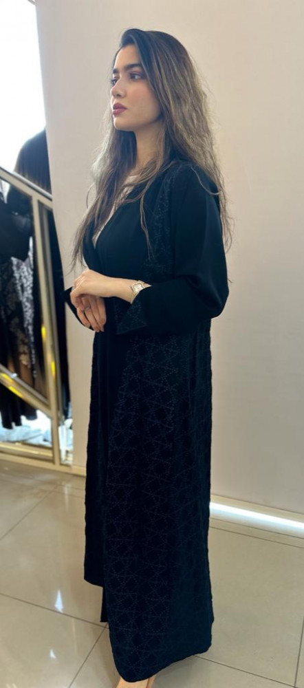 مارينا للعبايات - عباية لون اسود بتطريز كحلي - الصورة 3