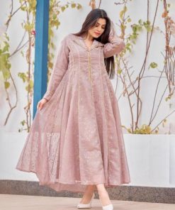 أوبرا فاشن - جلابية كتان بلون الموكا مطعّمة بكريستال ذهبي بتصميم فاخر