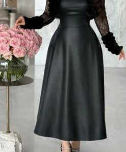 أوبرا فاشن - فستان أسود لامع بكرستالات وجاكيت دانتيل وفرو ناعم