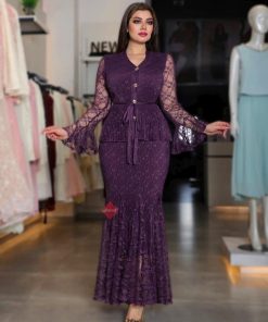 طقم بلوزة وتنورة بدانتيل راقٍ بتصميم أنثوي أنيق