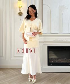 جولينا - طقم بيج أنيق بتصميم ناعم وتنورة بليسيه