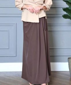 أوبرا فاشن - تنورة مدرسي قماش كريب استرتش لون بني زم على الخصر مع حزام