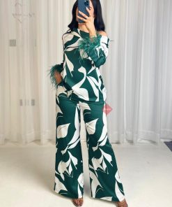 طقم بنطلون و بلوزة برسومات براندي مزين بالريش