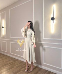 روز المها - فستان بيج بتصميم لف عند الصدر