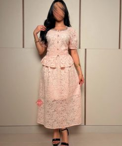 طقم راقي بلوزة و تنورة بتصميم مزينه بالدانتيل الراقي والكريستال