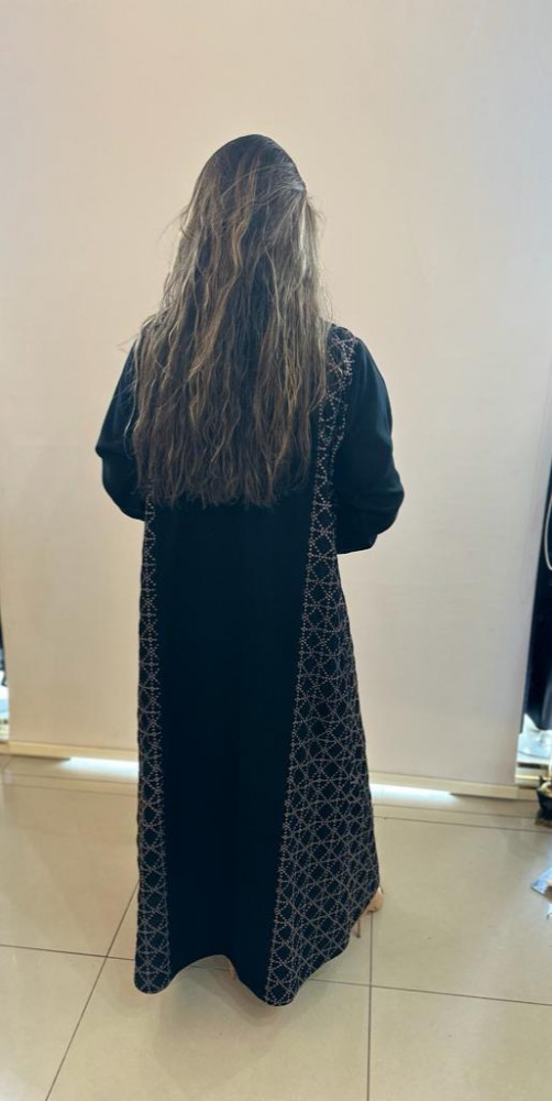 مارينا للعبايات - عباية لون اسود بتطريز بني - الصورة 3
