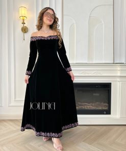 جولينا - فستان مخمل أسود أوف شولدر بتطريز وردي