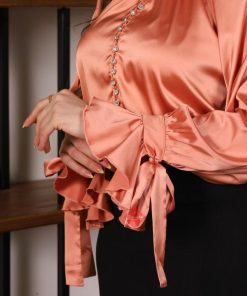 Alternative view of بلوزة هاينك مزينة بورود ستايل اكمام طويلة