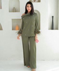 طقم بلوزة و بنطلون بخامة الستان الناعمة و مزين بالكريستال الراقي