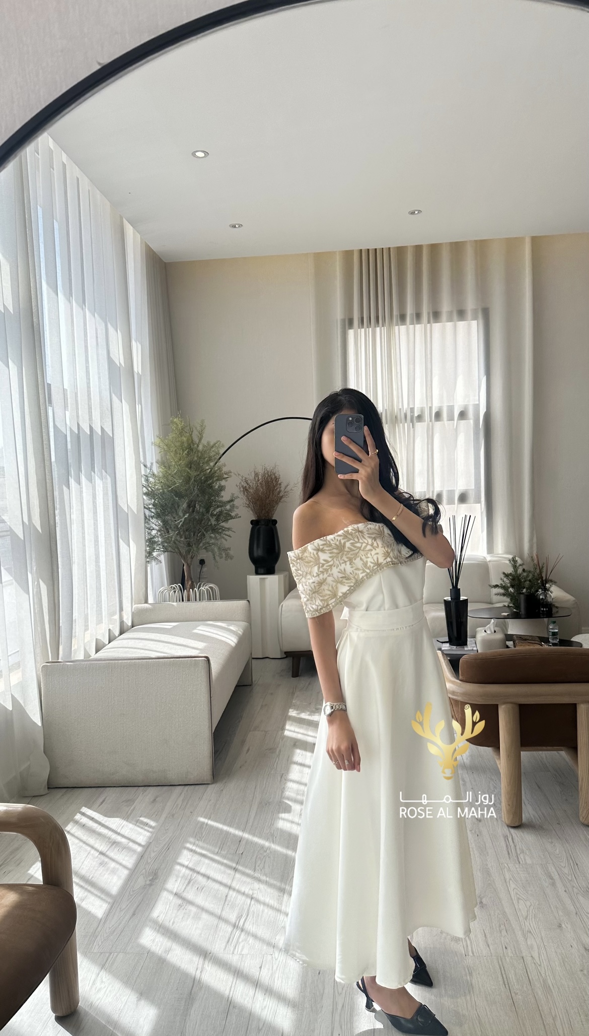 روز المها - فستان ناعم ابيض مطرز بخيوط ذهبية - Image 3