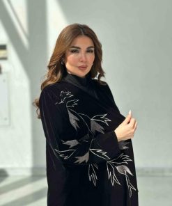 عزة المتميزة - عباية مخمل بالابيض