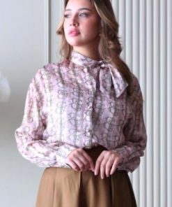 أوبرا فاشن - بلوزة شيفون لون زهري برسومات متداخله على اسكارف في العنق بشكل انيق وبارز