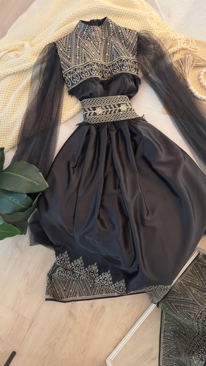 روز المها - فستان اسود مزين باكمام شيفون