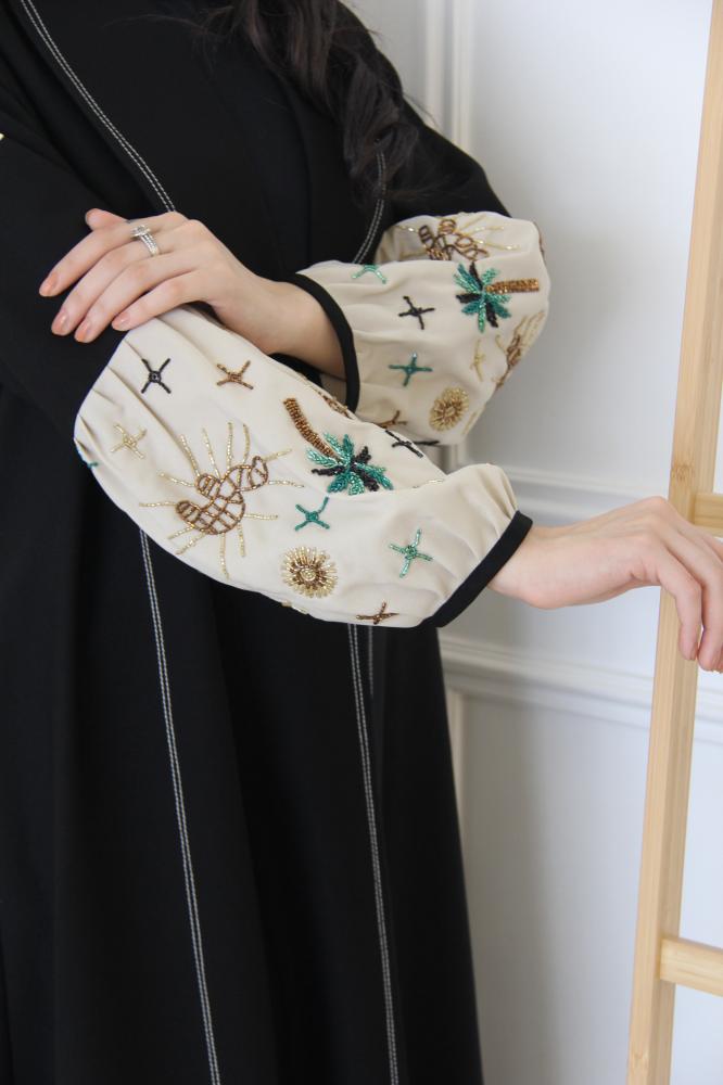 عباية بقماش لمار بقصة ياقه و بوف بالكم بلون بيج مع شك يدوي - Image 4