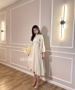 Alternative view of روز المها - فستان بيج بتصميم لف عند الصدر