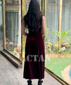 Alternative view of اكتان - فستان مخملي بقصة ضيقة مزين ببروش لون عنابي