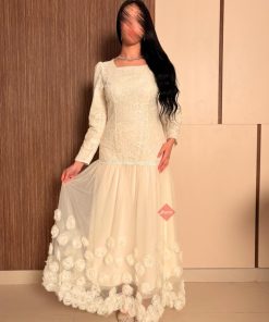 بينوش - فستان راقي بتصميم مزينه بالدانتيل الراقي والورود