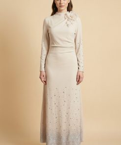 اكتان - فستان ماكسي بأطراف مزينة بفصوص لون بيج