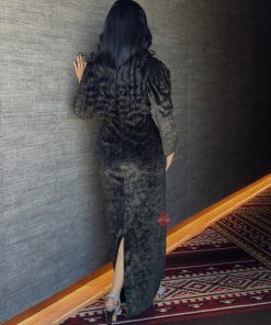 Alternative view of بينوش  - فستان قطيفة ناعمة بتمويجة اللون ذهبي