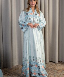 Alternative view of لورا فاشن - جلابية ناعمة مطرزة بنقوش تراثية بلون سماوي