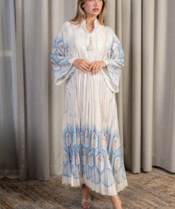 لورا فاشن - جلابية ناعمة بثنيات طولية ونقوش هندسية بلون أزرق