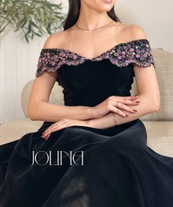 Alternative view of جولينا - فستان سهرة أسود مخملي بتصميم أوف شولدر