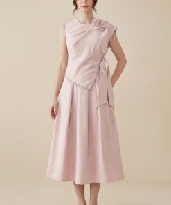 اكتان - فستان ميدي بربطة مزين ببروش ورد لون وردي