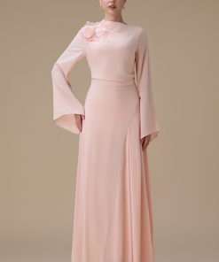 اكتان - فستان طويل وردي فاتح بتفصيل زهرة أنيق