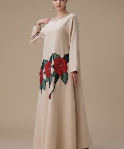 Alternative view of اكتان - جلابية بيج طويلة واسعة بتطريز وردي ثلاثي الأبعاد