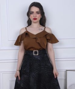 أوبرا فاشن - بلوزة علاقي لون بني على اكسسوار فضي على الكم