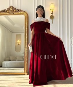 جولينا - فستان مخملي عنّابي طويل بتفاصيل لؤلؤية