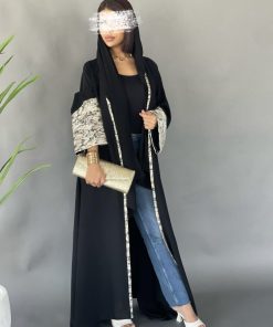 عزة المتميزة - عباية سوداء بالجاكار