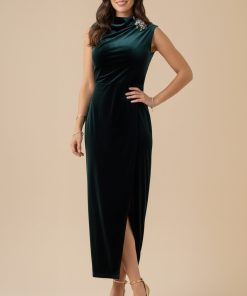 Alternative view of اكتان - فستان مخملي بقصة ضيقة مزين ببروش لون اخضر