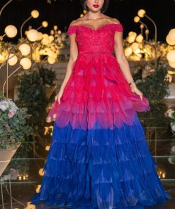 لورا فاشن - فستان سهرة متدرج بالأحمر والأزرق بتصميم مكشوف الأكتاف وتطريز فاخر