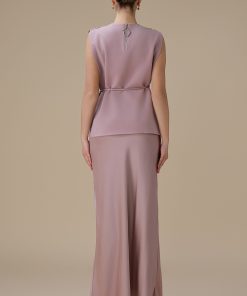 Alternative view of اكتان - فستان وردي من قطعتين بتطريز ثلاثي الأبعاد