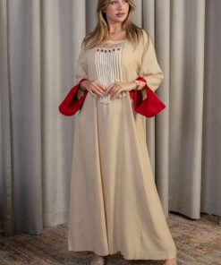 لورا فاشن - جلابية بيج أنيقة بتفاصيل حمراء ولمسة تراثية ناعمة