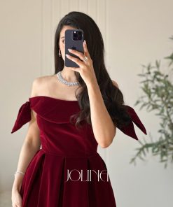 Alternative view of جولينا - فستان عنابي مخملي بتصميم اوف شولدر