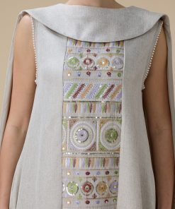 Alternative view of اكتان - جلابية بيج طويلة بتطريز مركزي وتصميم كاب