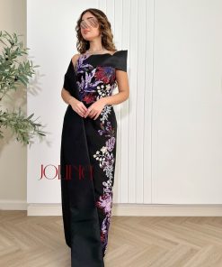 جولينا - فستان أسود مطرّز بورود بنفسجية