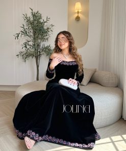 Alternative view of جولينا - فستان مخمل أسود أوف شولدر بتطريز وردي