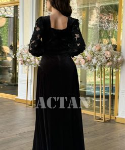 Alternative view of اكتان - فستان مخملي بأكمام جوبير مزين بالكريستال لون اسود