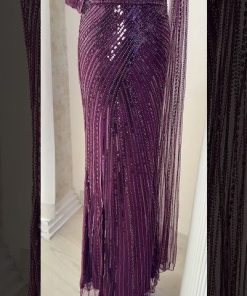 Alternative view of أوبرا فاشن - فستان سهرة طويل مزين بشك وترتر يدوي وفتحة جانبية وقطعة جانبية باللون البرغندي