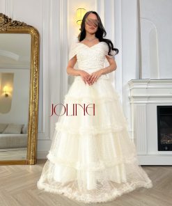 جولينا - فستان أبيض ناعم بأكتاف منسدلة وتطريزات لؤلؤية